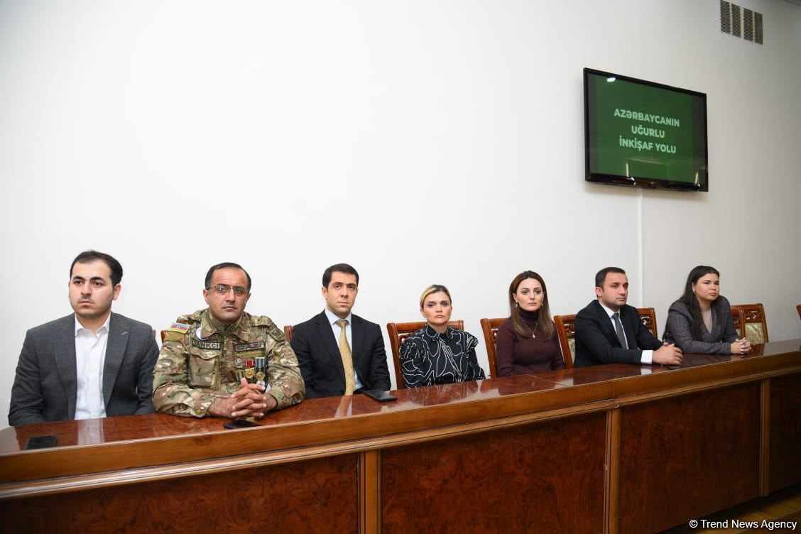UNEC-də Azərbaycanın uğurlu inkişaf yolu ilə bağlı müzakirələr keçirilib (FOTO)