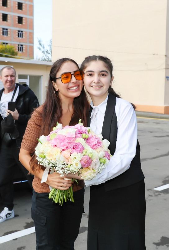 Heydər Əliyev Fondunun vitse-prezidenti Leyla Əliyevanın iştirakı ilə növbəti abadlaşdırılmış həyətin açılışı olub (FOTO)