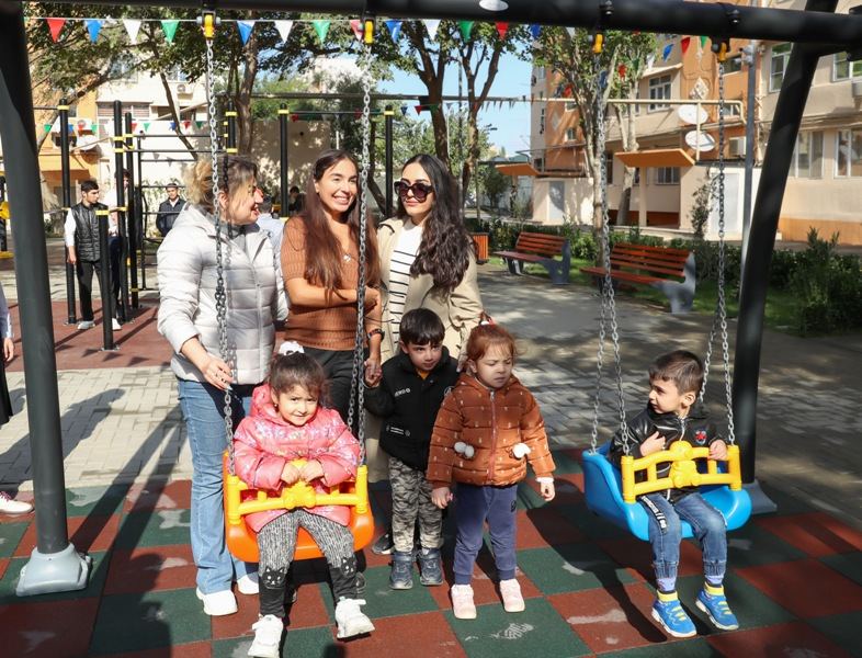 Heydər Əliyev Fondunun vitse-prezidenti Leyla Əliyevanın iştirakı ilə növbəti abadlaşdırılmış həyətin açılışı olub (FOTO)