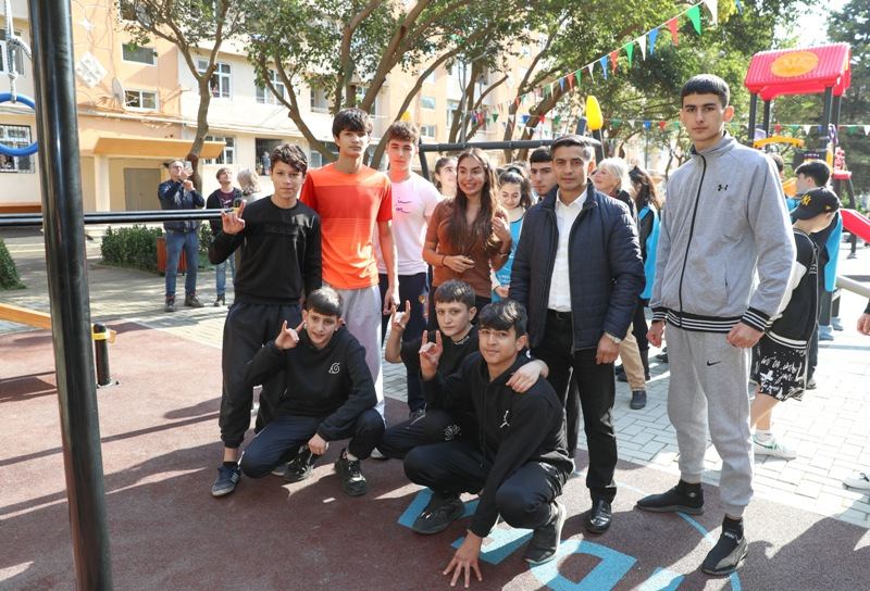 Heydər Əliyev Fondunun vitse-prezidenti Leyla Əliyevanın iştirakı ilə növbəti abadlaşdırılmış həyətin açılışı olub (FOTO)