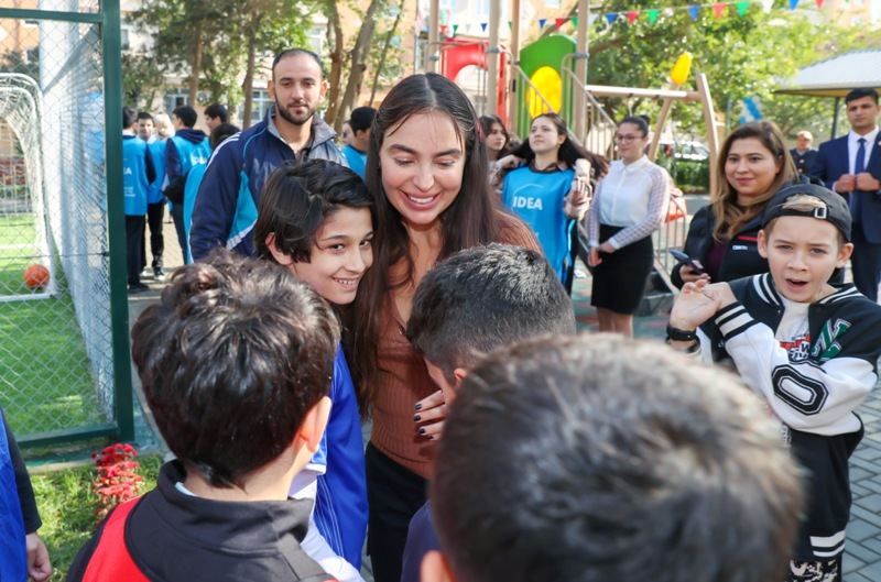 Heydər Əliyev Fondunun vitse-prezidenti Leyla Əliyevanın iştirakı ilə növbəti abadlaşdırılmış həyətin açılışı olub (FOTO)