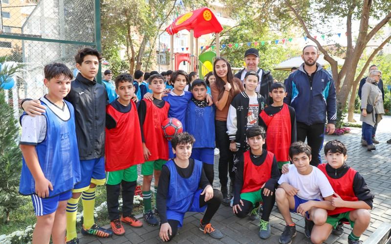 Heydər Əliyev Fondunun vitse-prezidenti Leyla Əliyevanın iştirakı ilə növbəti abadlaşdırılmış həyətin açılışı olub (FOTO)