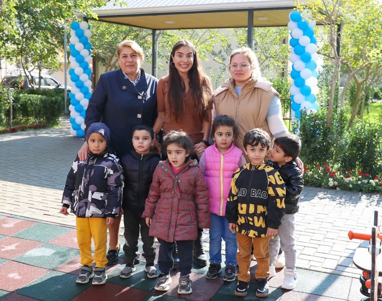 Heydər Əliyev Fondunun vitse-prezidenti Leyla Əliyevanın iştirakı ilə növbəti abadlaşdırılmış həyətin açılışı olub (FOTO)