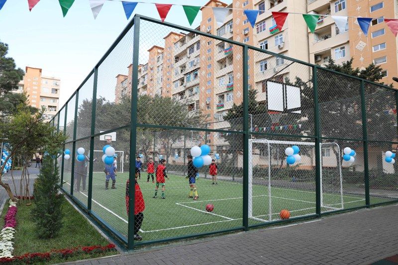 Heydər Əliyev Fondunun vitse-prezidenti Leyla Əliyevanın iştirakı ilə növbəti abadlaşdırılmış həyətin açılışı olub (FOTO)
