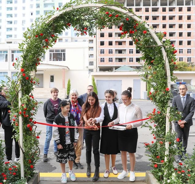 Heydər Əliyev Fondunun vitse-prezidenti Leyla Əliyevanın iştirakı ilə növbəti abadlaşdırılmış həyətin açılışı olub (FOTO)