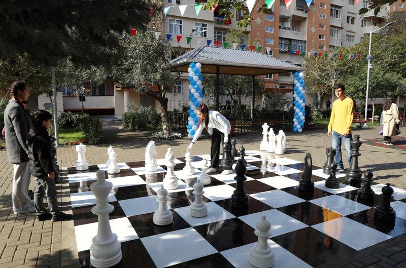 Heydər Əliyev Fondunun vitse-prezidenti Leyla Əliyevanın iştirakı ilə növbəti abadlaşdırılmış həyətin açılışı olub (FOTO)