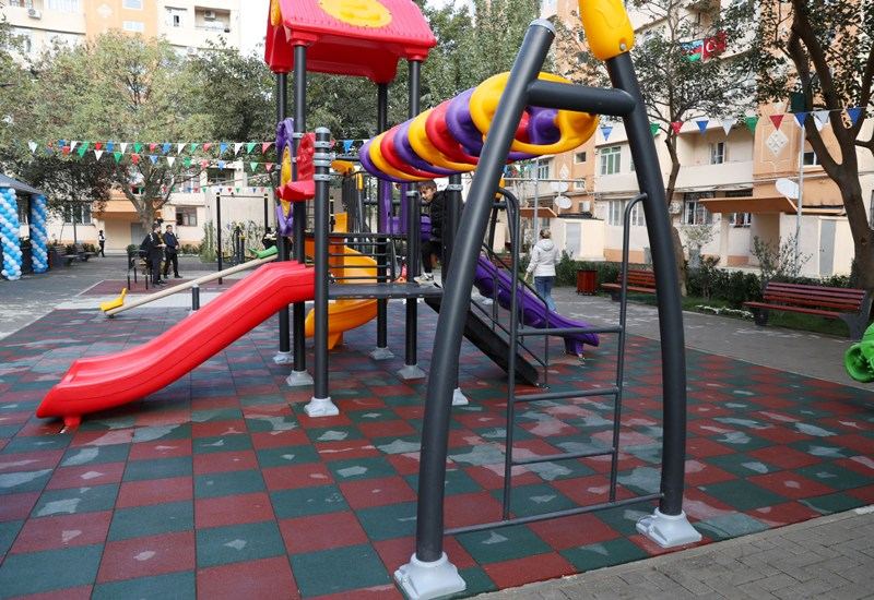Heydər Əliyev Fondunun vitse-prezidenti Leyla Əliyevanın iştirakı ilə növbəti abadlaşdırılmış həyətin açılışı olub (FOTO)