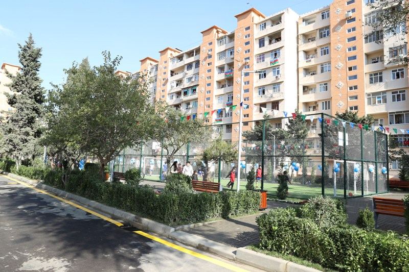 Heydər Əliyev Fondunun vitse-prezidenti Leyla Əliyevanın iştirakı ilə növbəti abadlaşdırılmış həyətin açılışı olub (FOTO)