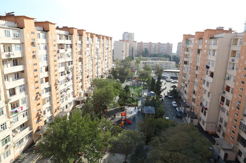 Heydər Əliyev Fondunun vitse-prezidenti Leyla Əliyevanın iştirakı ilə növbəti abadlaşdırılmış həyətin açılışı olub (FOTO)