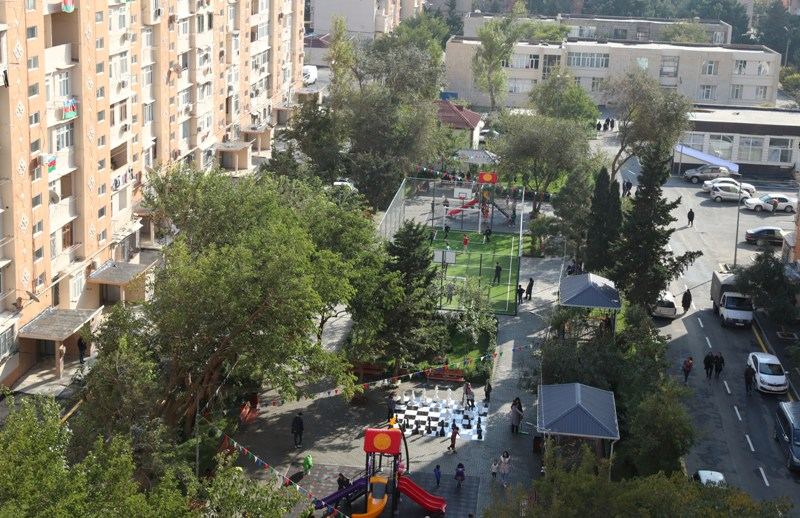 Heydər Əliyev Fondunun vitse-prezidenti Leyla Əliyevanın iştirakı ilə növbəti abadlaşdırılmış həyətin açılışı olub (FOTO)
