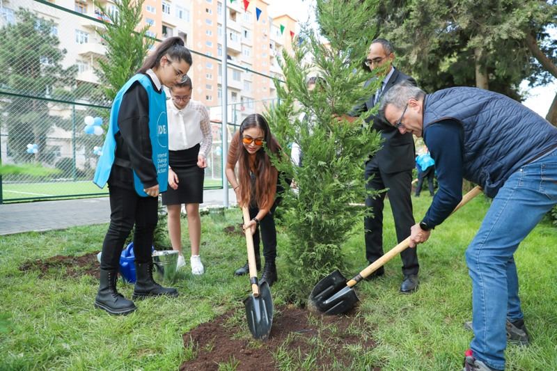 Heydər Əliyev Fondunun vitse-prezidenti Leyla Əliyevanın iştirakı ilə növbəti abadlaşdırılmış həyətin açılışı olub (FOTO)