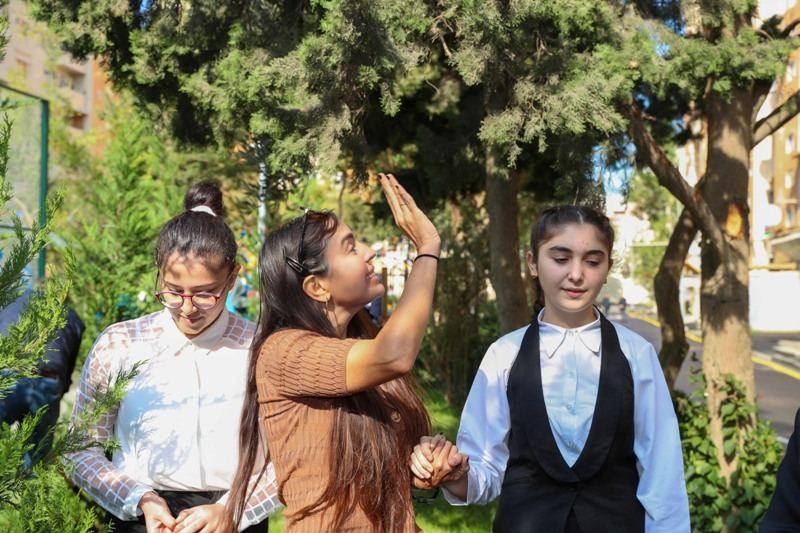 Heydər Əliyev Fondunun vitse-prezidenti Leyla Əliyevanın iştirakı ilə növbəti abadlaşdırılmış həyətin açılışı olub (FOTO)