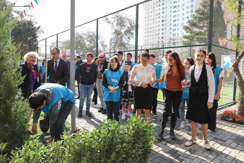 Heydər Əliyev Fondunun vitse-prezidenti Leyla Əliyevanın iştirakı ilə növbəti abadlaşdırılmış həyətin açılışı olub (FOTO)