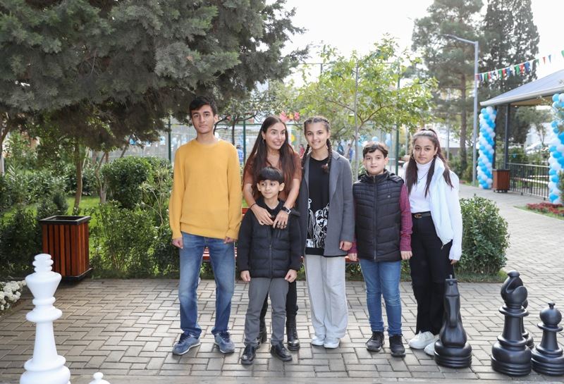Heydər Əliyev Fondunun vitse-prezidenti Leyla Əliyevanın iştirakı ilə növbəti abadlaşdırılmış həyətin açılışı olub (FOTO)