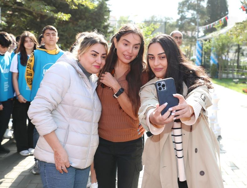 Heydər Əliyev Fondunun vitse-prezidenti Leyla Əliyevanın iştirakı ilə növbəti abadlaşdırılmış həyətin açılışı olub (FOTO)