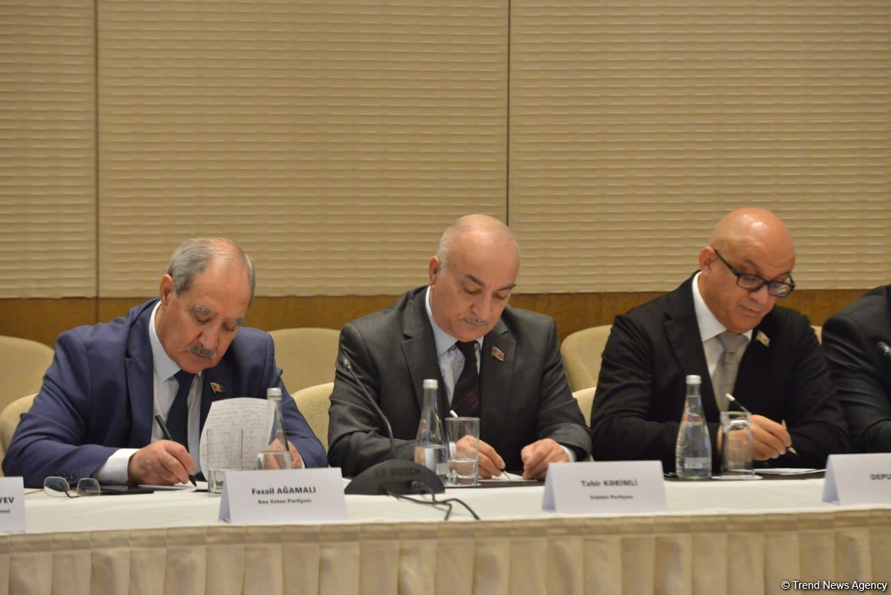 Siyasi partiyalar haqqında qanun layihəsi ilə bağlı ictimai dinləmə keçirilir (FOTO)