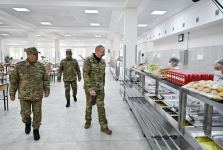 Prezident İlham Əliyev Füzuli rayonunda Müdafiə Nazirliyinin yeni istifadəyə verilmiş “N” saylı hərbi hissəsində yaradılan şəraitlə tanış olub (YENİLƏNİB) (FOTO/VİDEO)