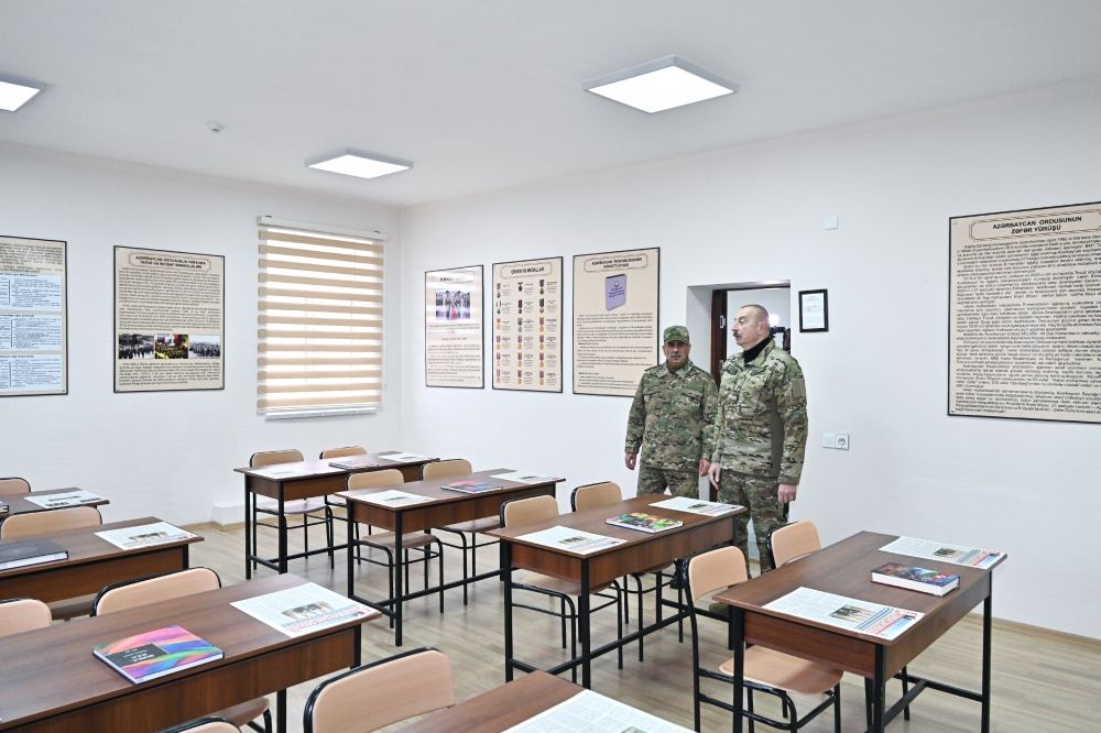 Prezident İlham Əliyev Füzuli rayonunda Müdafiə Nazirliyinin yeni istifadəyə verilmiş “N” saylı hərbi hissəsində yaradılan şəraitlə tanış olub (YENİLƏNİB) (FOTO/VİDEO)