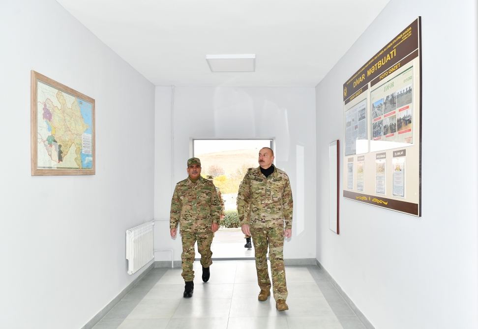 Prezident İlham Əliyev Füzuli rayonunda Müdafiə Nazirliyinin yeni istifadəyə verilmiş “N” saylı hərbi hissəsində yaradılan şəraitlə tanış olub (YENİLƏNİB) (FOTO/VİDEO)
