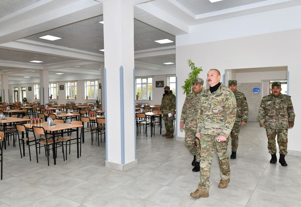 Prezident İlham Əliyev Füzuli rayonunda Müdafiə Nazirliyinin yeni istifadəyə verilmiş “N” saylı hərbi hissəsində yaradılan şəraitlə tanış olub (YENİLƏNİB) (FOTO/VİDEO)
