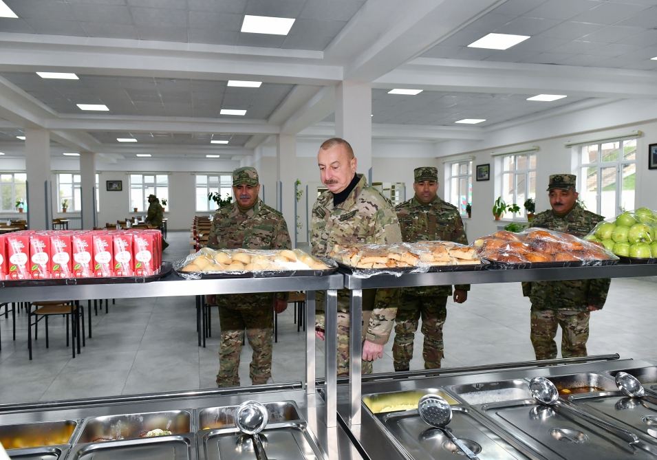 Prezident İlham Əliyev Füzuli rayonunda Müdafiə Nazirliyinin yeni istifadəyə verilmiş “N” saylı hərbi hissəsində yaradılan şəraitlə tanış olub (YENİLƏNİB) (FOTO/VİDEO)