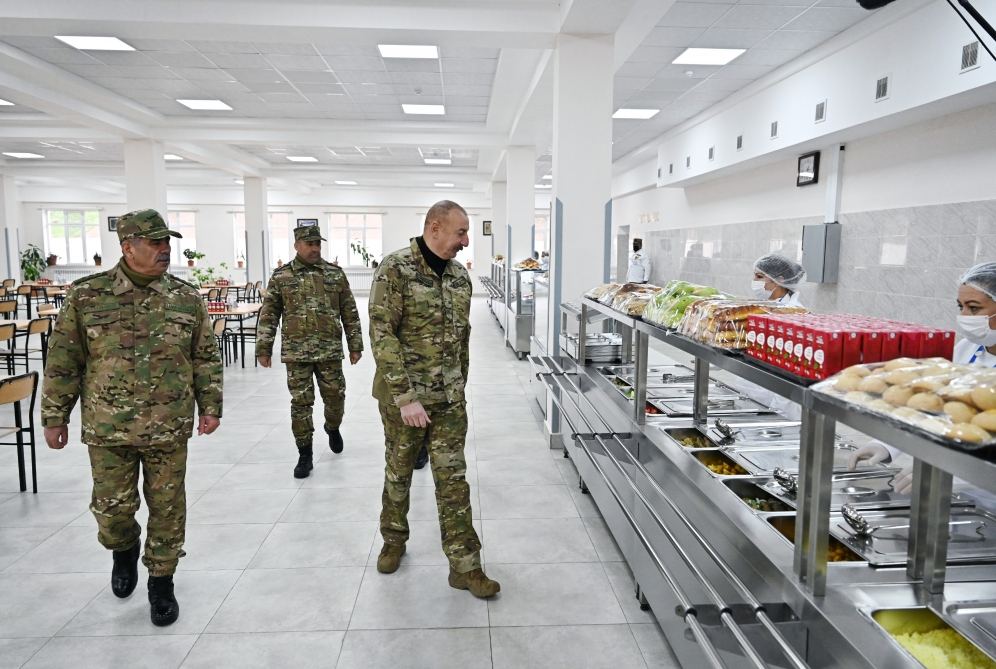 Prezident İlham Əliyev Füzuli rayonunda Müdafiə Nazirliyinin yeni istifadəyə verilmiş “N” saylı hərbi hissəsində yaradılan şəraitlə tanış olub (YENİLƏNİB) (FOTO/VİDEO)