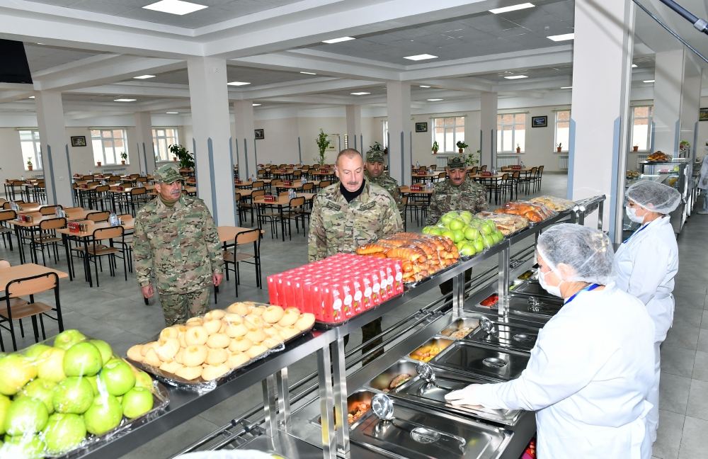Prezident İlham Əliyev Füzuli rayonunda Müdafiə Nazirliyinin yeni istifadəyə verilmiş “N” saylı hərbi hissəsində yaradılan şəraitlə tanış olub (YENİLƏNİB) (FOTO/VİDEO)