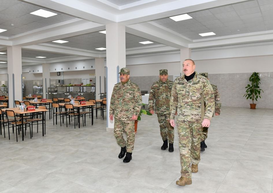 Prezident İlham Əliyev Füzuli rayonunda Müdafiə Nazirliyinin yeni istifadəyə verilmiş “N” saylı hərbi hissəsində yaradılan şəraitlə tanış olub (YENİLƏNİB) (FOTO/VİDEO)
