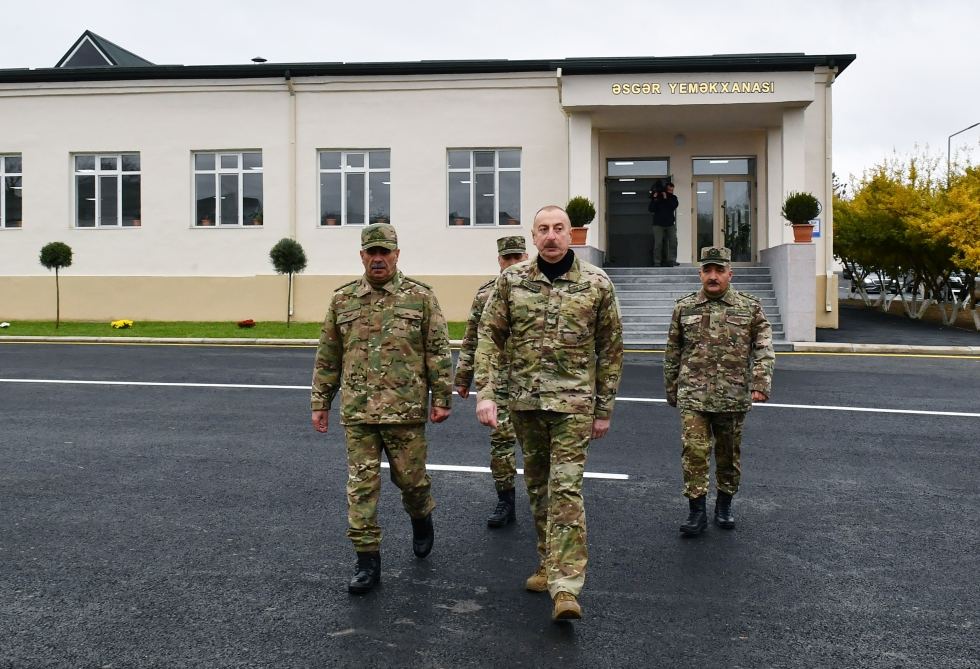 Prezident İlham Əliyev Füzuli rayonunda Müdafiə Nazirliyinin yeni istifadəyə verilmiş “N” saylı hərbi hissəsində yaradılan şəraitlə tanış olub (YENİLƏNİB) (FOTO/VİDEO)