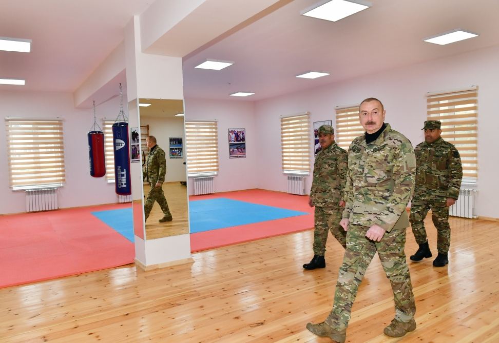 Prezident İlham Əliyev Füzuli rayonunda Müdafiə Nazirliyinin yeni istifadəyə verilmiş “N” saylı hərbi hissəsində yaradılan şəraitlə tanış olub (YENİLƏNİB) (FOTO/VİDEO)
