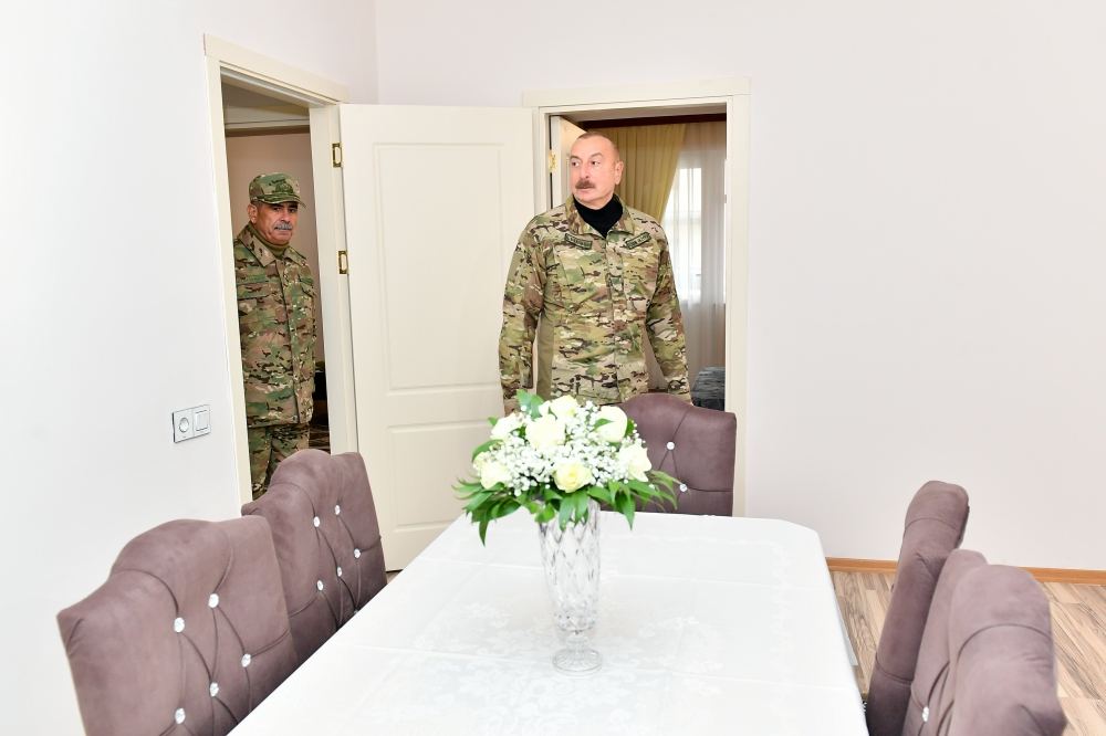 Prezident İlham Əliyev Füzuli rayonunda Müdafiə Nazirliyinin yeni istifadəyə verilmiş “N” saylı hərbi hissəsində yaradılan şəraitlə tanış olub (YENİLƏNİB) (FOTO/VİDEO)