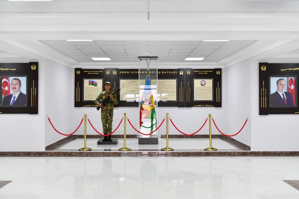 Prezident İlham Əliyev Füzuli rayonunda Müdafiə Nazirliyinin yeni istifadəyə verilmiş “N” saylı hərbi hissəsində yaradılan şəraitlə tanış olub (YENİLƏNİB) (FOTO/VİDEO)