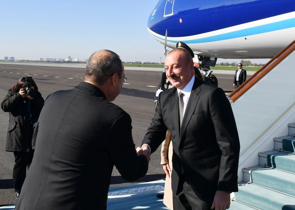 Prezident İlham Əliyev və Birinci xanım Mehriban Əliyeva Özbəkistana səfərə gəliblər (FOTO/VİDEO)