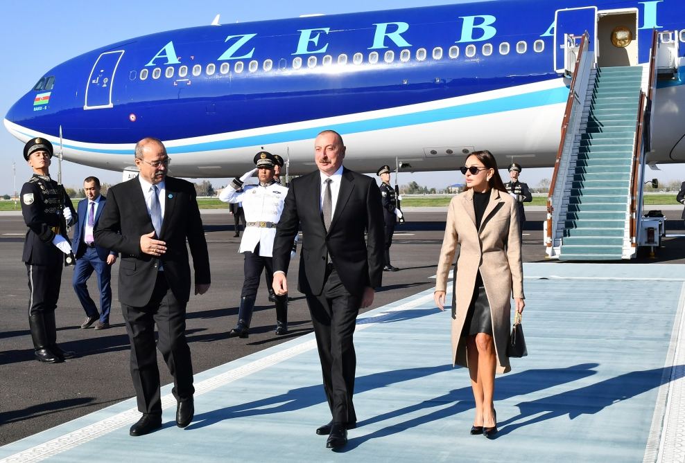 Prezident İlham Əliyev və Birinci xanım Mehriban Əliyeva Özbəkistana səfərə gəliblər (FOTO/VİDEO)