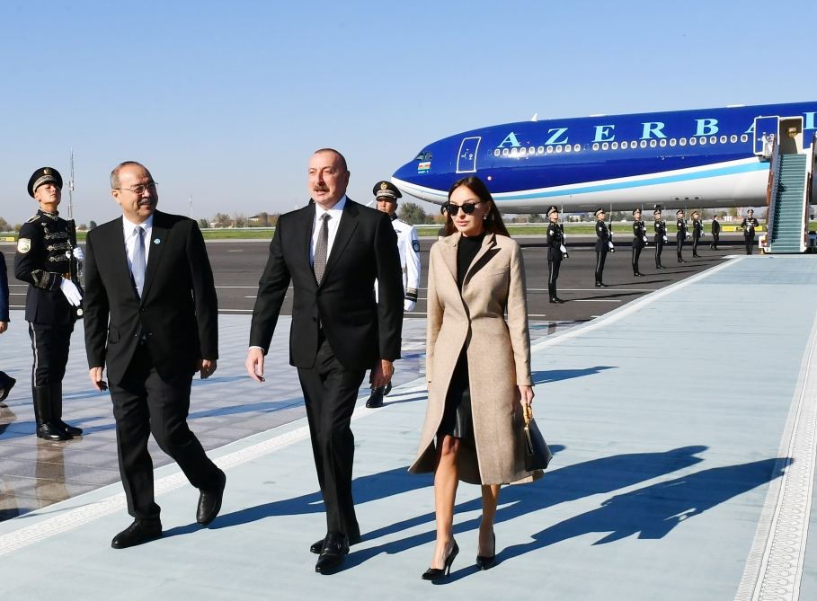 Prezident İlham Əliyev və Birinci xanım Mehriban Əliyeva Özbəkistana səfərə gəliblər (FOTO/VİDEO)