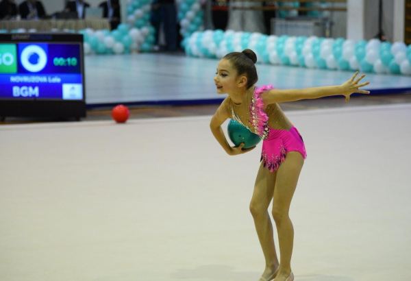 Bədii və aerobika gimnastikası üzrə birgə Bakı çempionatının ikinci günü start götürüb (FOTO)