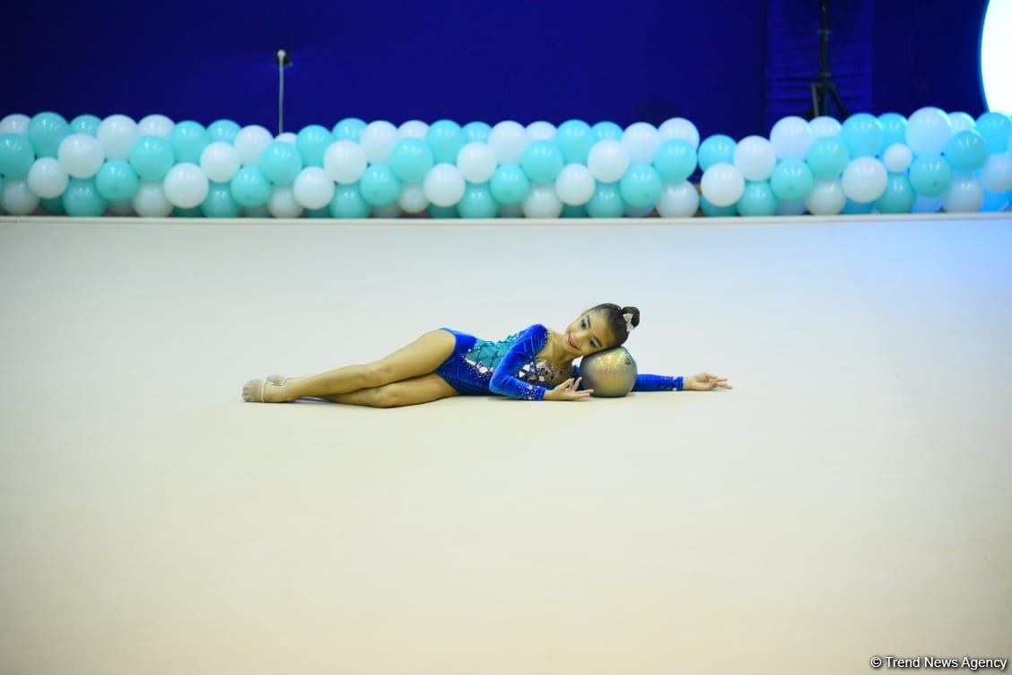 Bədii və aerobika gimnastikası üzrə birgə Bakı çempionatının ikinci günü start götürüb (FOTO)