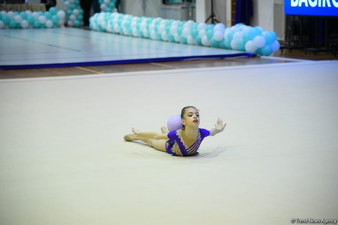 Bədii və aerobika gimnastikası üzrə birgə Bakı çempionatının ikinci günü start götürüb (FOTO)