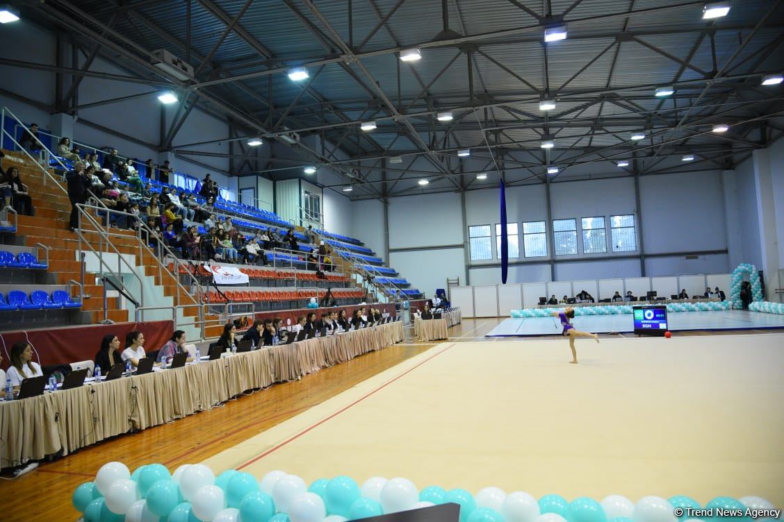 Bədii və aerobika gimnastikası üzrə birgə Bakı çempionatının ikinci günü start götürüb (FOTO)