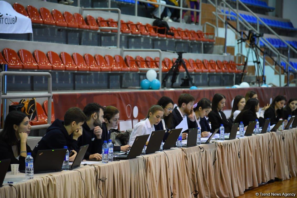 Bədii və aerobika gimnastikası üzrə birgə Bakı çempionatının ikinci günü start götürüb (FOTO)