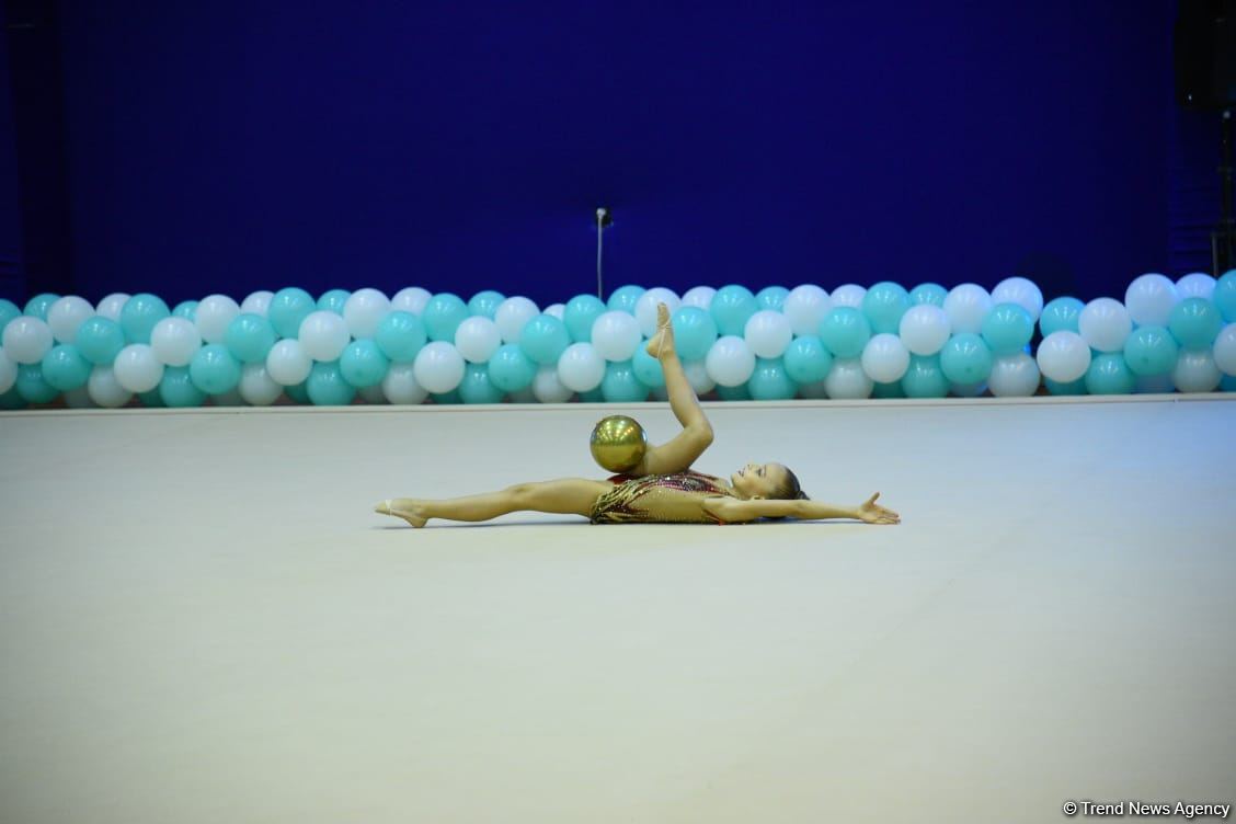 Bədii və aerobika gimnastikası üzrə birgə Bakı çempionatının ikinci günü start götürüb (FOTO)