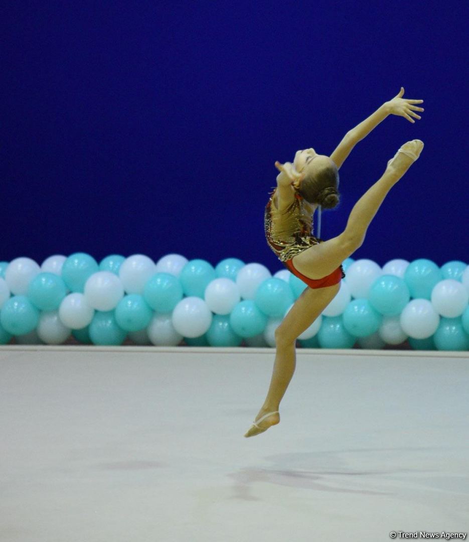 Bədii və aerobika gimnastikası üzrə birgə Bakı çempionatının ikinci günü start götürüb (FOTO)