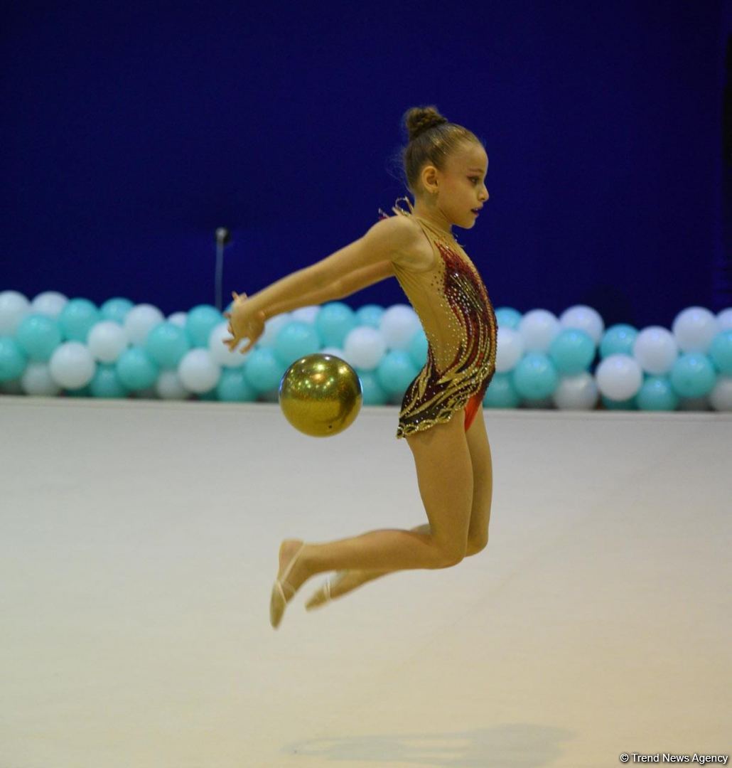 Bədii və aerobika gimnastikası üzrə birgə Bakı çempionatının ikinci günü start götürüb (FOTO)