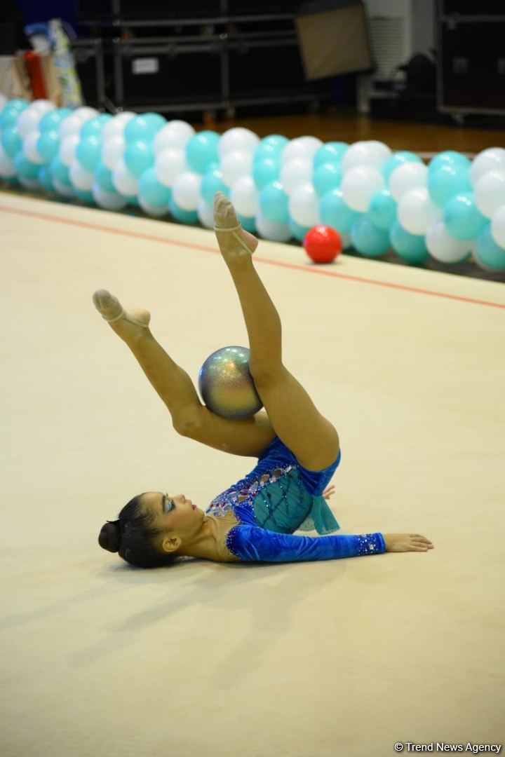 Bədii və aerobika gimnastikası üzrə birgə Bakı çempionatının ikinci günü start götürüb (FOTO)