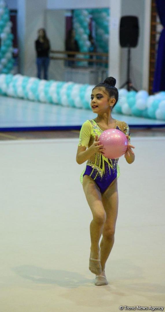 Bədii və aerobika gimnastikası üzrə birgə Bakı çempionatının ikinci günü start götürüb (FOTO)