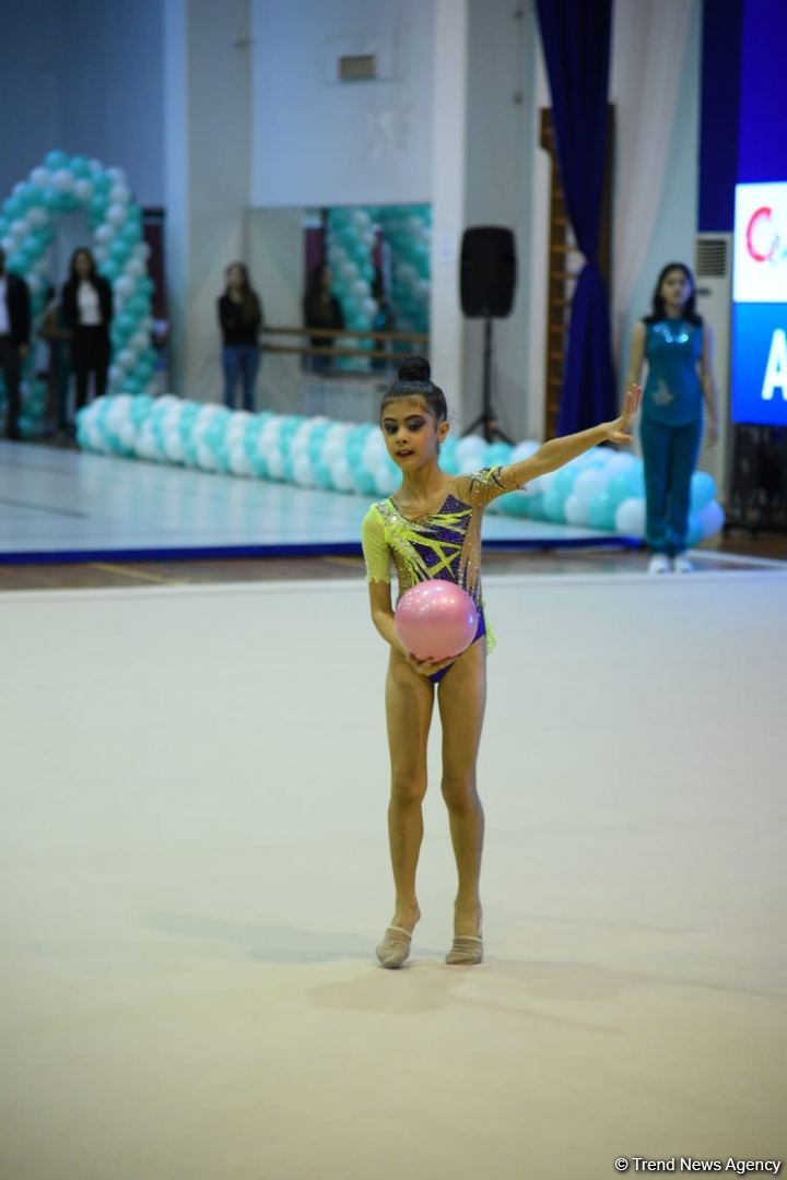 Bədii və aerobika gimnastikası üzrə birgə Bakı çempionatının ikinci günü start götürüb (FOTO)