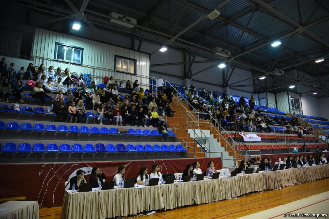 Bədii və aerobika gimnastikası üzrə birgə Bakı çempionatının ikinci günü start götürüb (FOTO)