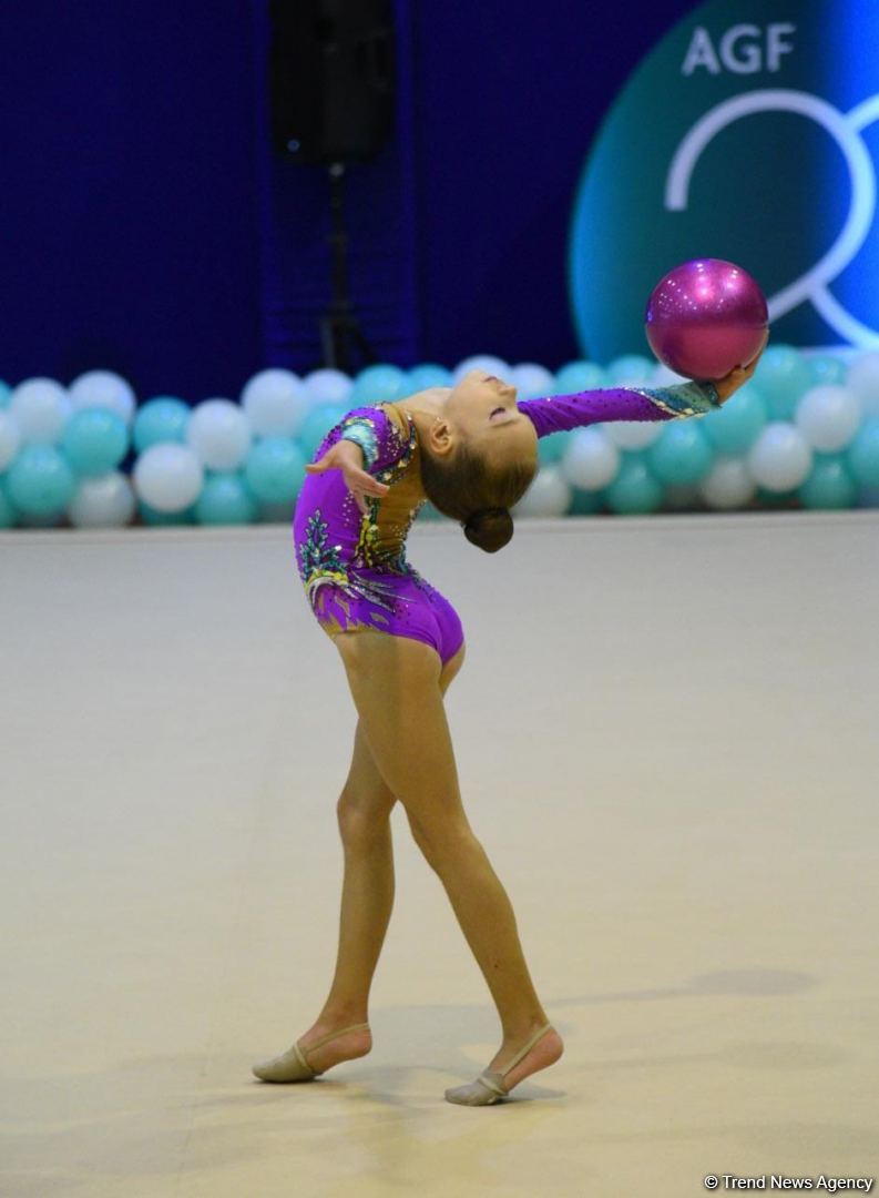 Bədii və aerobika gimnastikası üzrə birgə Bakı çempionatının ikinci günü start götürüb (FOTO)