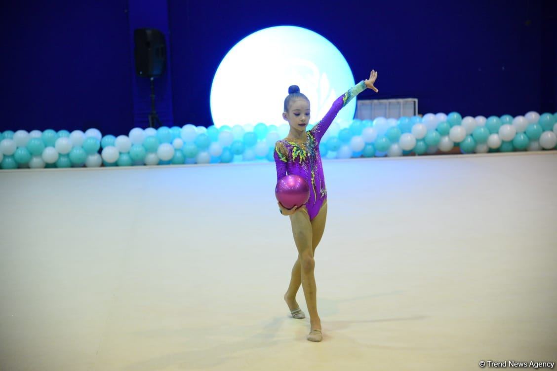 Bədii və aerobika gimnastikası üzrə birgə Bakı çempionatının ikinci günü start götürüb (FOTO)