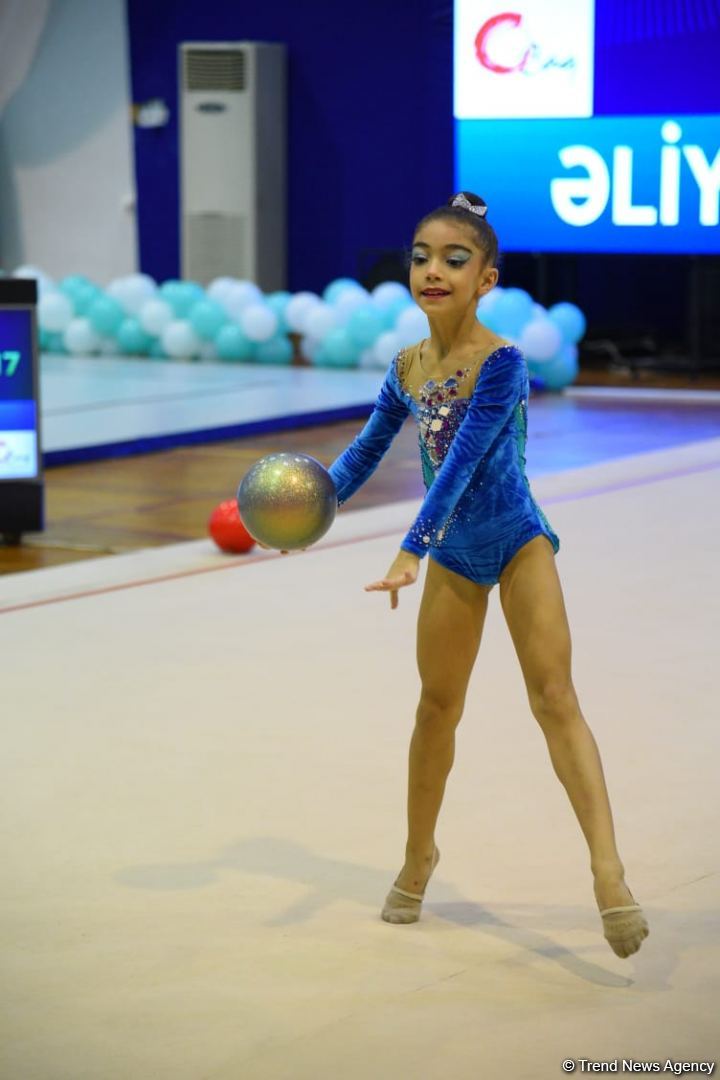 Bədii və aerobika gimnastikası üzrə birgə Bakı çempionatının ikinci günü start götürüb (FOTO)